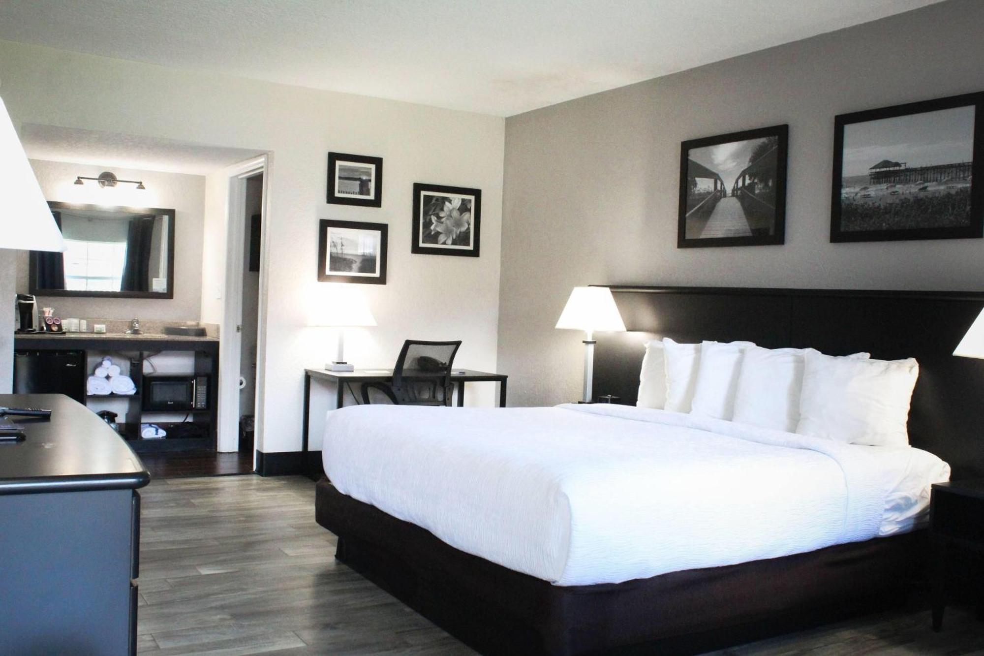 1 King Bed Deluxe Room Courtyard or Pool View Room Non-Smoking