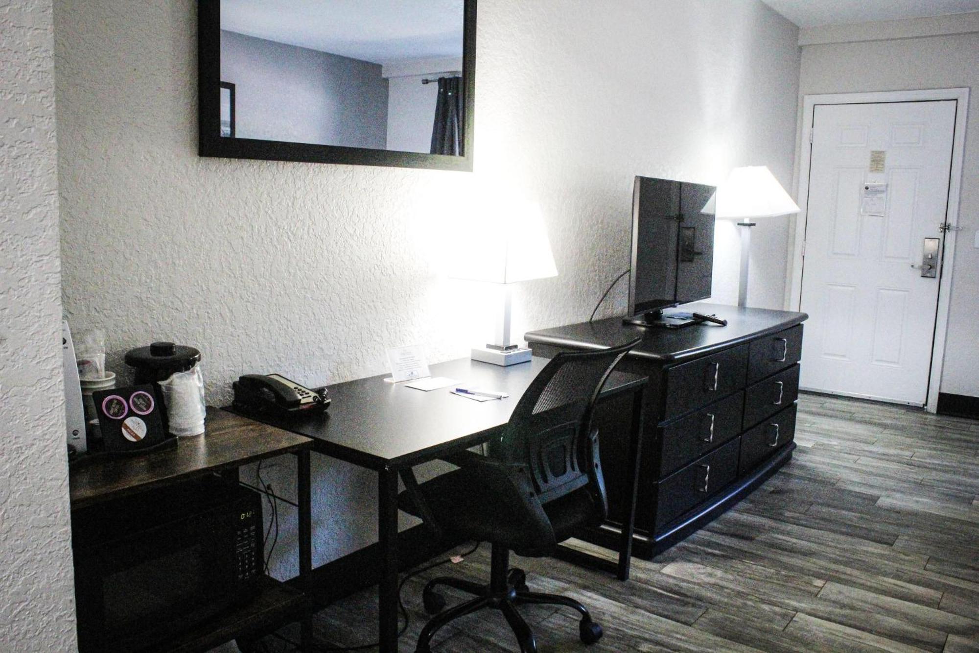 1 King Bed Deluxe Room Courtyard or Pool View Room Non-Smoking
