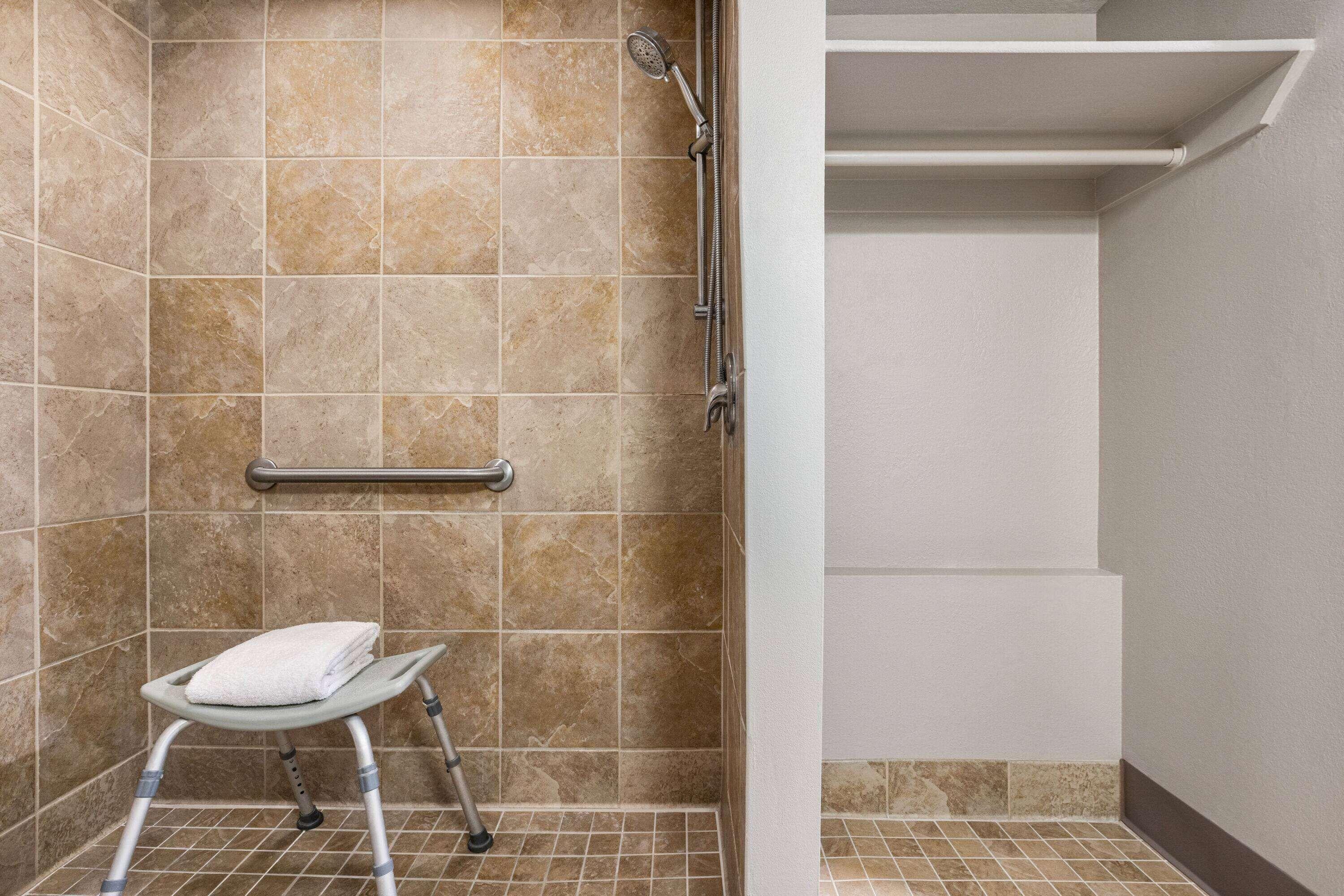 1 Queen Room – Mobility Accessible or Non-Smoking