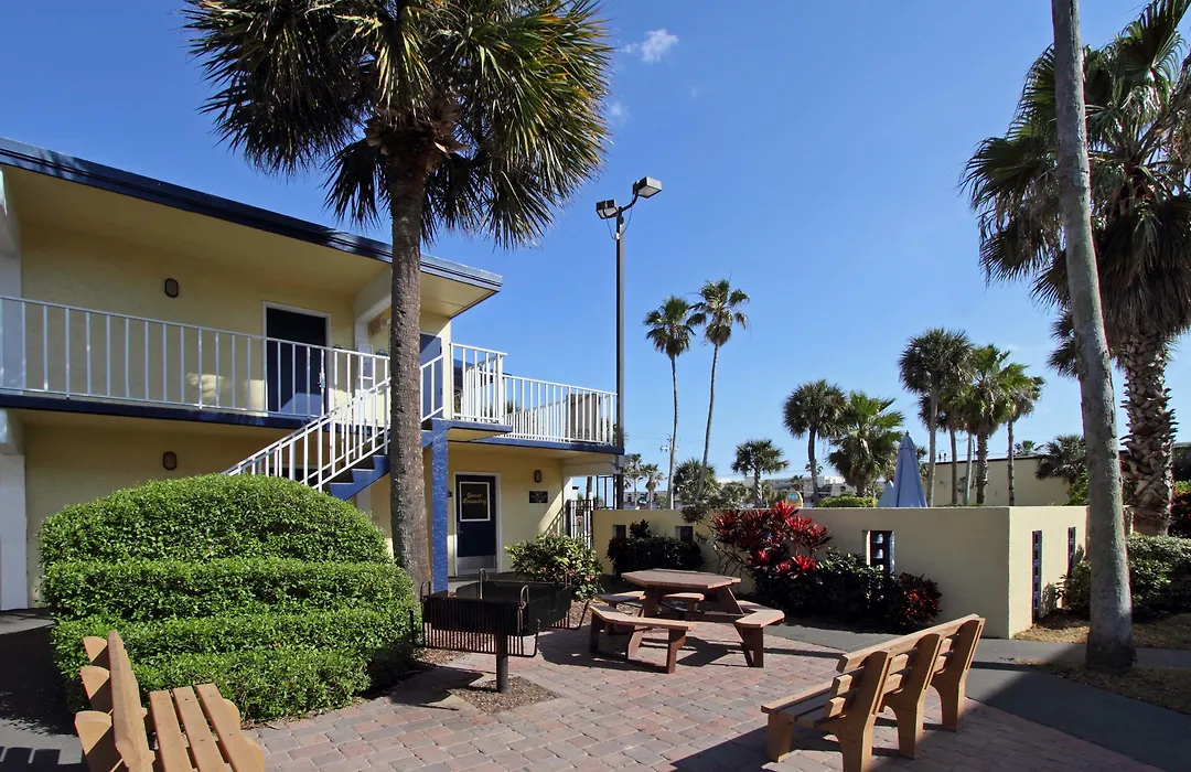 Days Inn By Wyndham Cocoa Beach Port Canaveral-1